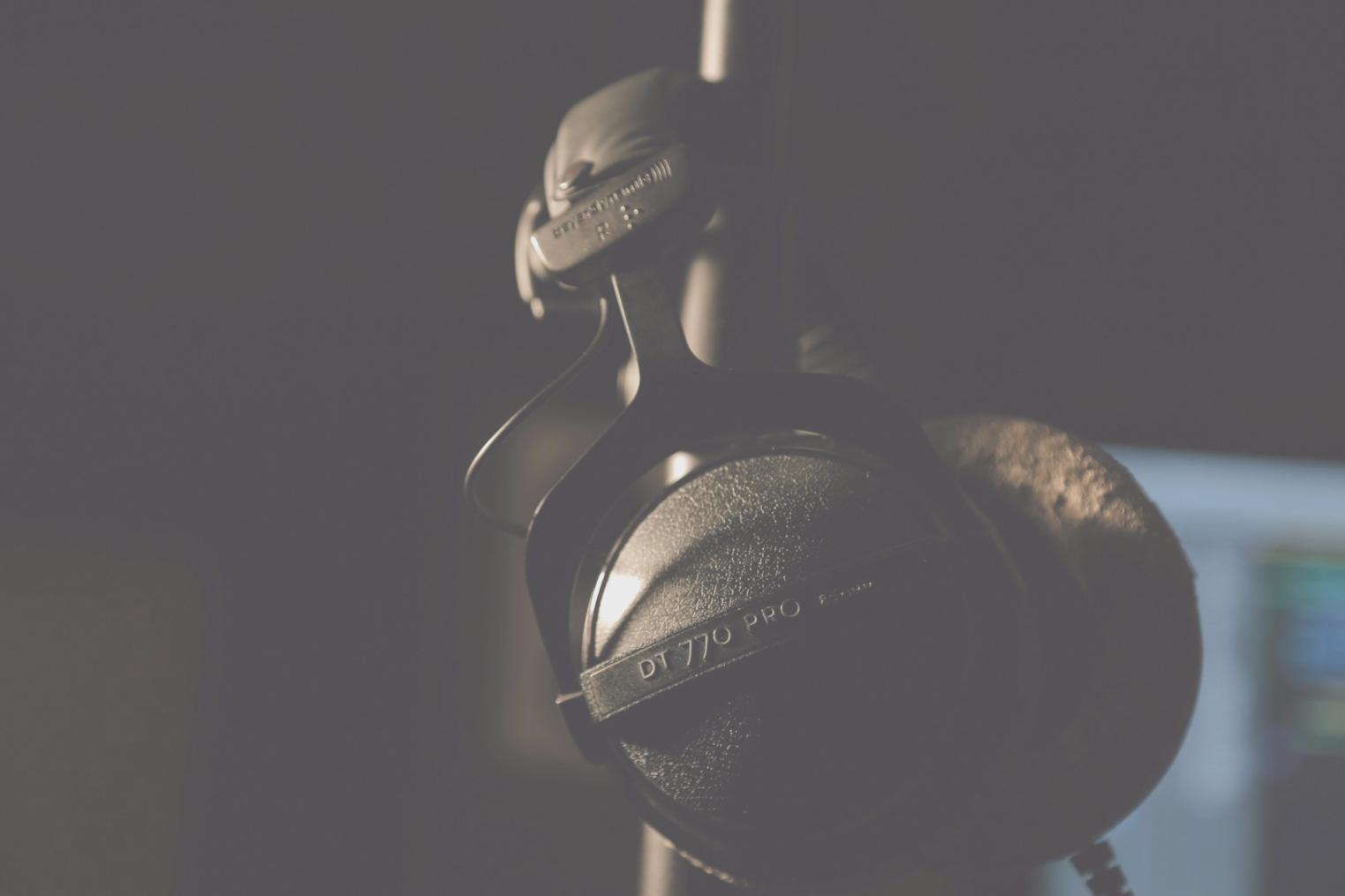 Studio de production musicale avec équipement professionnel